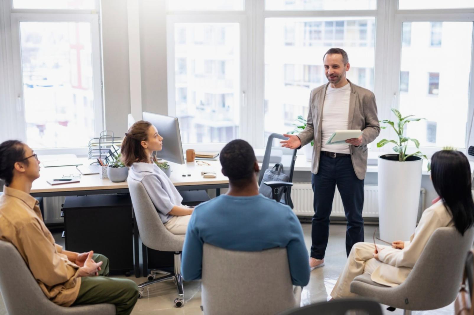 Proses diskusi konsultasi investasi dengan pendekatan personal