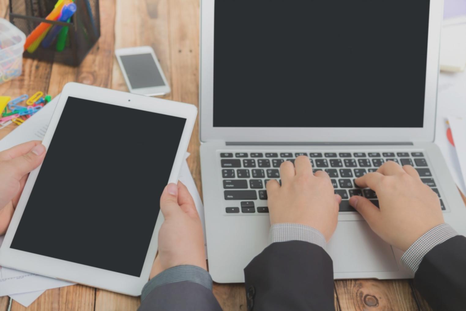 Sesi perencanaan keuangan bersama klien untuk strategi jangka panjang