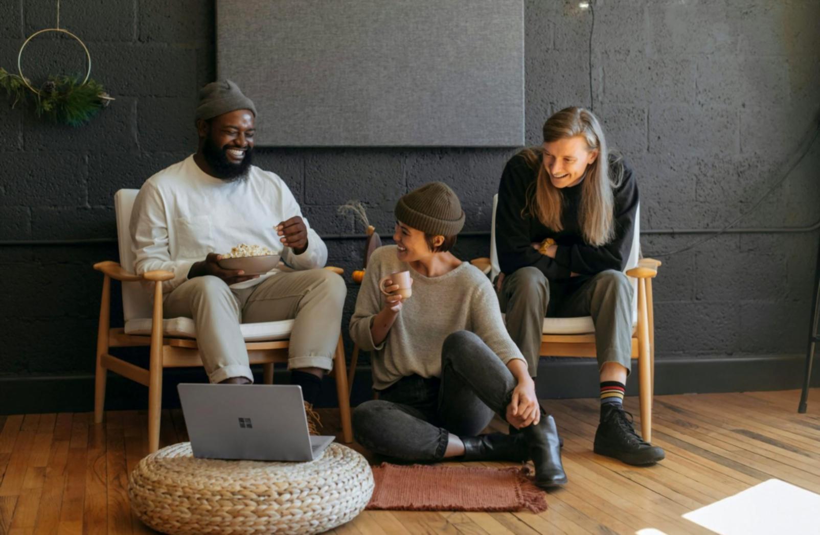 Suasana sesi pembelajaran investasi dengan diskusi interaktif dan materi praktis